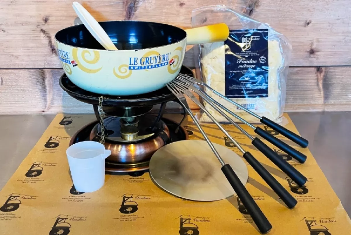 Caquelon, réchaud, fourchettes et petits matériels pour fondue